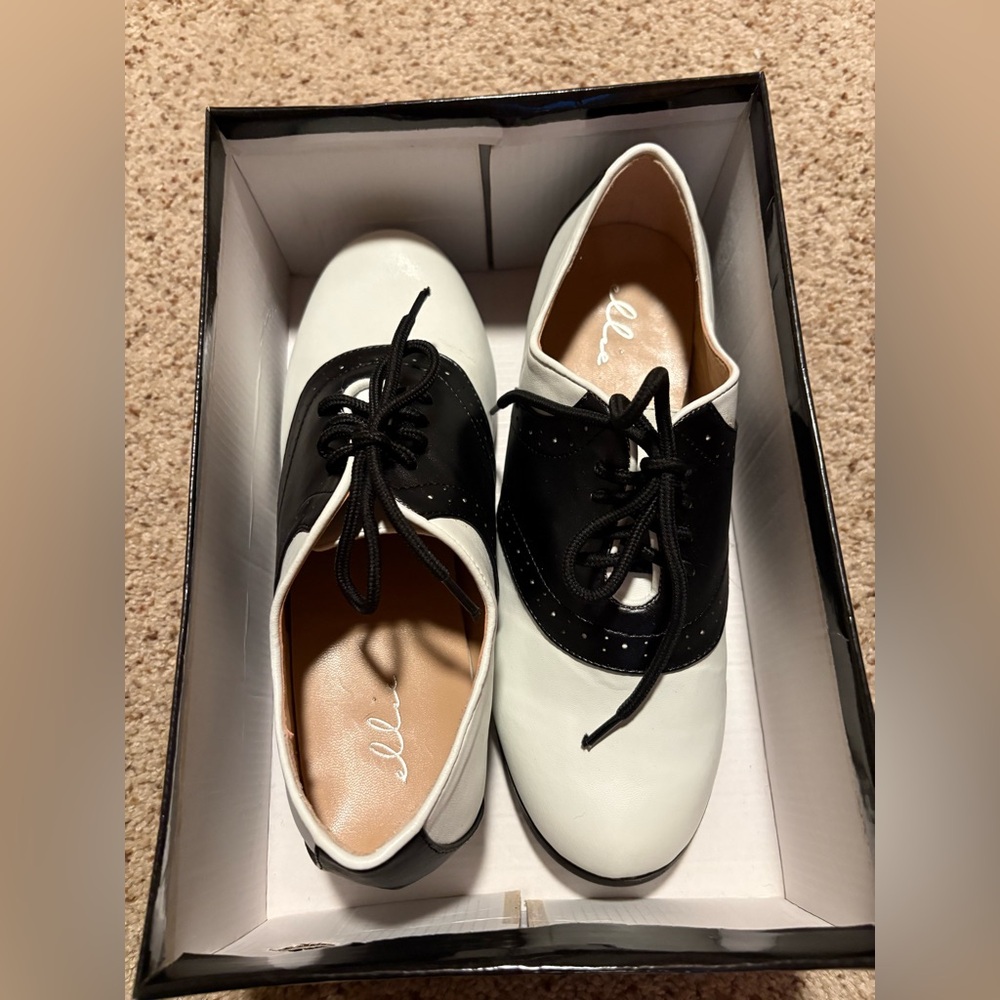 NIB Elle Women's Black & White Two-Tone Oxford Flats